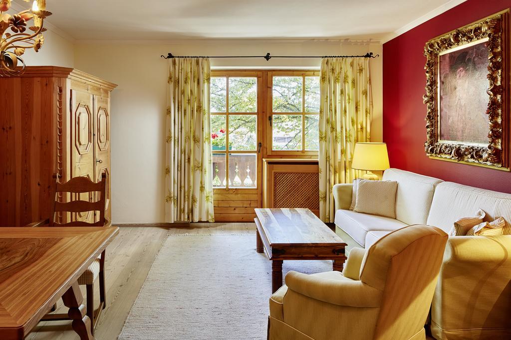 Landsitz Roemerhof - Hotel Apartments Kitzbuhel Room photo
